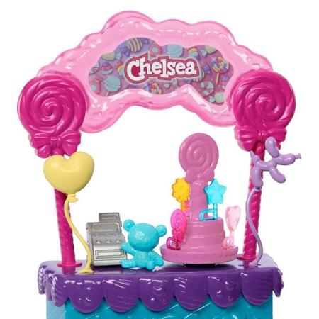 Imagem de Barbie, Conjunto de Brinquedo com 1 Boneca Chelsea, 1 Estação de Doces e Pirulitos 