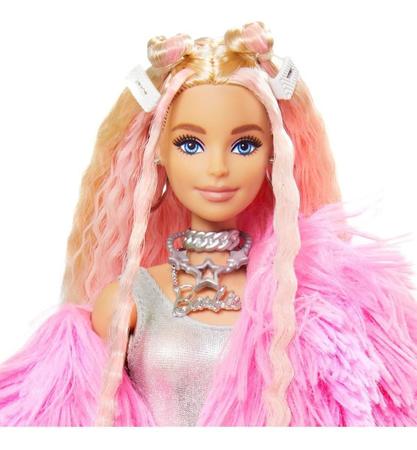 Barbie loira hiper-realista com características realistas