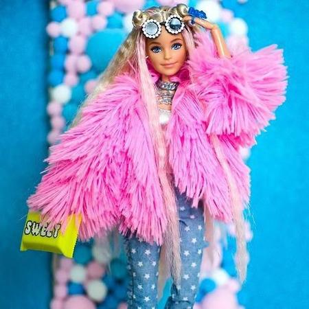 Barbie loira hiper-realista com características realistas