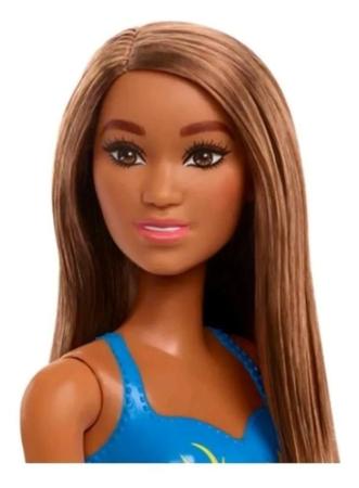 Uma boneca barbie com uma roupa de verão da moda curtindo uma