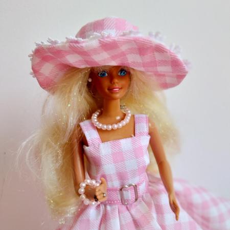 Barbie – Vestido Xadrez do Filme – Loja Meu Pequeno Mundo