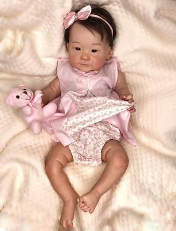 Imagem de Bebe Bonecas Oriental Menina - Corpinho De Tecido + Bolsa