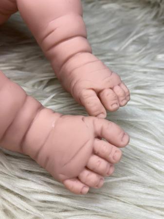 Bebê Reborn Silicone roupinha renda branca e touquinha