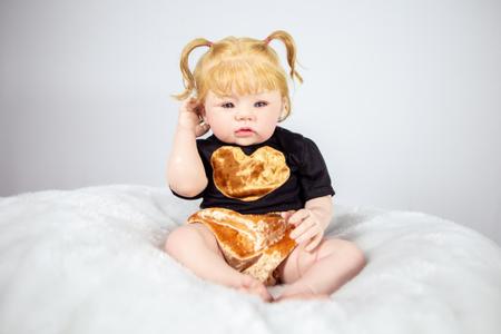 BEBÊ REBORN MENINA BIA MEGA REALISTA COM COVINHA CABELO FIO A FIO -  Maternidade Mundo Baby Reborn