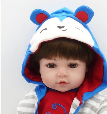 boneca bebe reborn menino corpo de silicone roupa azul com babador