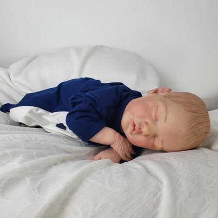 Bebê Reborn Menino Olhos fechados sorrindo – Caio – Pano – 50cm