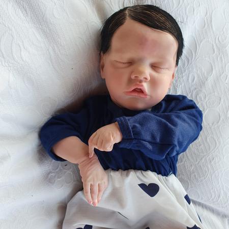Bebê Reborn Menino Olhos fechados sorrindo - Caio - Silicone - 50cm