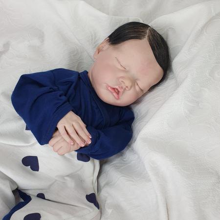 Bebê Reborn Menino Olhos fechados sorrindo – Caio – Pano – 50cm