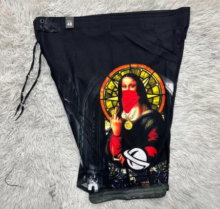 Bermuda tamanho 48 Masculina preto com arte monalisa 95