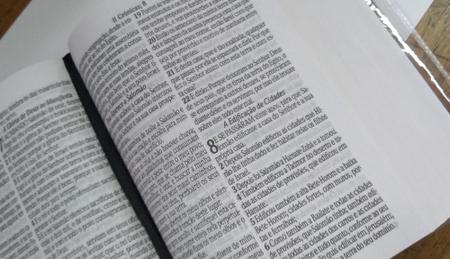 Imagem de biblia sagrada com ajudas adicionais e harpa capa dura media leão com coroa