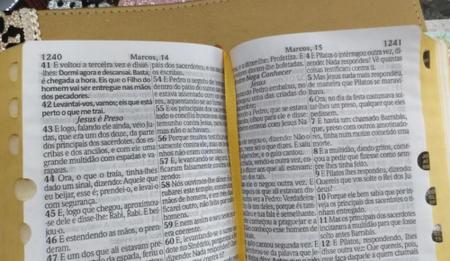 Imagem de Bíblia sagrada letra hipergigante - capa luxo caramelo