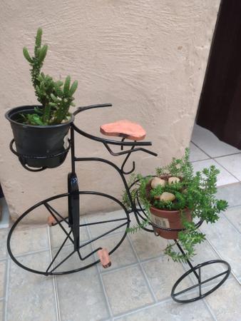 Imagem de bicicleta para jardim com suporte para flores em ferro e madeira