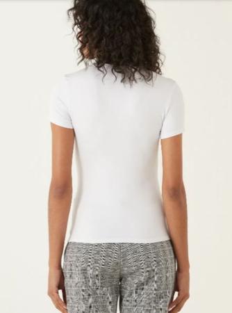 Imagem de Blusa Básica Feminina em Viscose Stretch Viscolycra em Decote V Malha Fria Confortável - Malwee