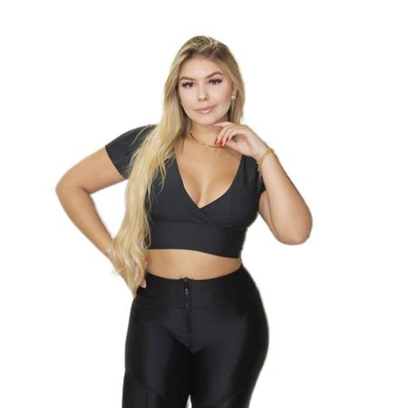 Blusa cropped decote V manga curta poliéster feminino fashion - Filó Modas Imagem de Blusa cropped decote V manga curta poliéster feminino fashion