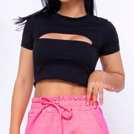 Imagem de Blusa Cropped feminino malha canelada detalhe decote gota manguinha curta