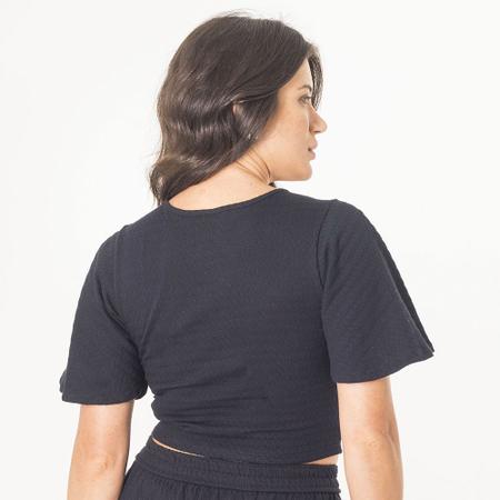Blusa Cropped Malha Crochê Com Abertura E Ajuste Manga Flare - Zafina Imagem de Blusa Cropped Malha Crochê Com Abertura E Ajuste Manga Flare