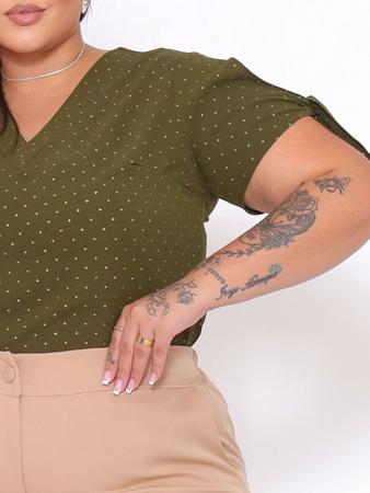 Blusa Curve Com Amarraçao Gola V Manga Curta Brilho Leve - PLUMP Imagem de Blusa Curve Com Amarraçao Gola V Manga Curta Brilho Leve