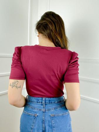 Blusa feminina Tecido canelado manga curta princesa drapeada gola rasa exclusiva - Filó Modas Imagem de Blusa feminina Tecido canelado manga curta princesa drapeada gola rasa exclusiva