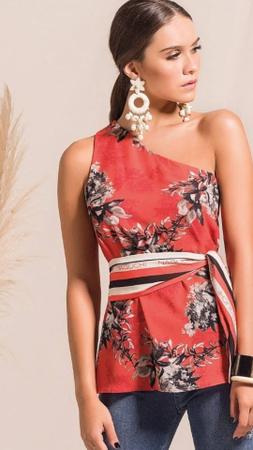 blusa de um ombro