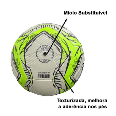 Bola de futebol no campo verde no campo de futebol pronto para o