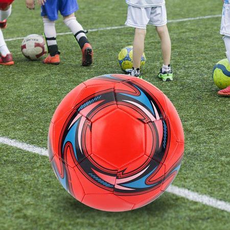 Bola de futebol: 5 modelos para jogar em campo ou quadra