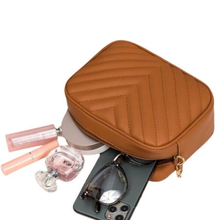 Bolsa Feminina Transversal Bordada Alça de Corrente - Star Shop Imagem de Bolsa Feminina Transversal Bordada Alça de Corrente