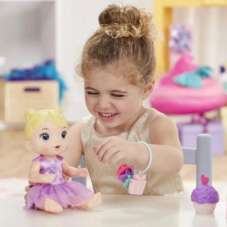 Boneca Baby Alive Bebê Festa de Presentes - Com roupa e acessórios de festa  - E8719 - Hasbro : : Brinquedos e Jogos