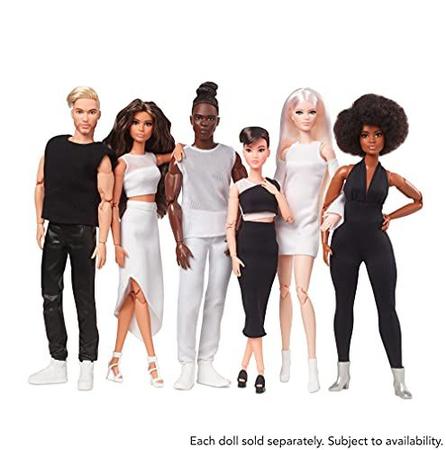 Imagem de Boneca Barbie Cabelo Trançado e Coque, Roupas Brancas Posáveis. Itens Colecionáveis