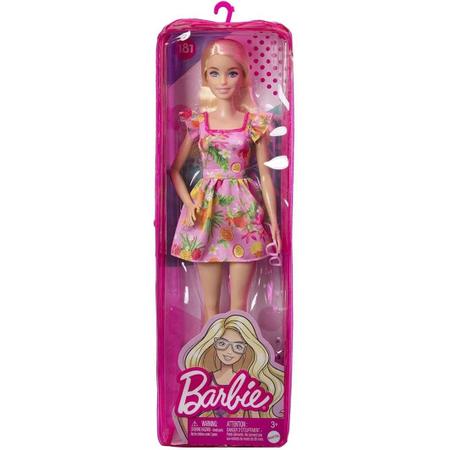 Barbie loira bonita vestindo roupa rosa em torno de presentes de aniversário  em estilo rosa vista frontal