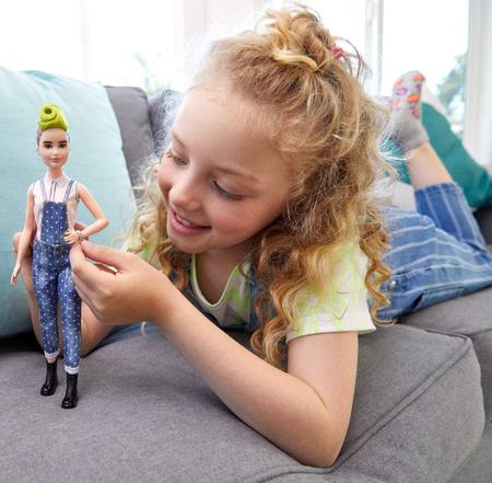 Barbie fazendo compras em roupas modernas e modernas