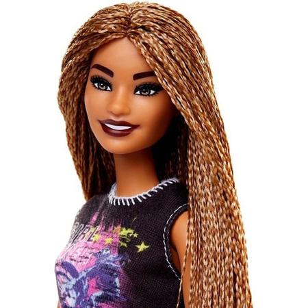 Barbie fazendo compras em roupas modernas e modernas