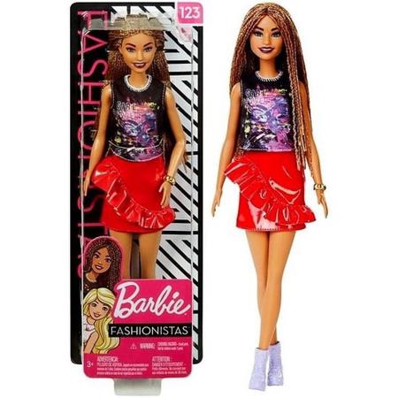 Barbie fazendo compras em roupas modernas e modernas