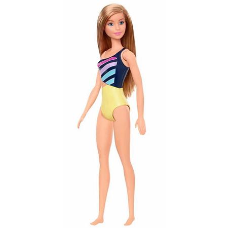 Três bonecas barbie em diferentes roupas e cores de pele