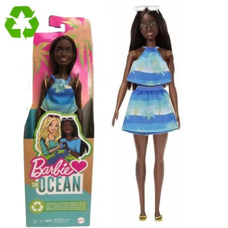 Imagem de Boneca Barbie Malibu Negra Loves The Ocean Produzida Em Plástico Reciclado Retirado do Oceano Mattel