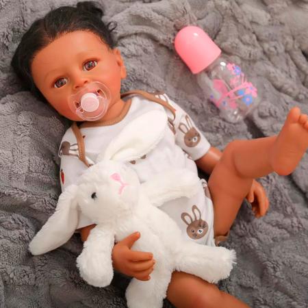 Imagem de Boneca Bebê Reborn Brastoy Negra Pele Escura Cabelo Crespo Realista Vinil ou Silicone Com Kit