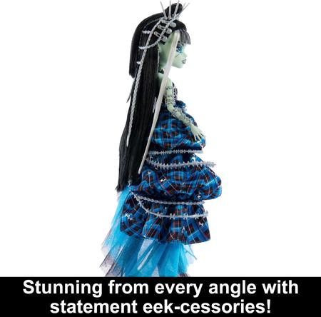 Imagem de Boneca Monster High Frankie Stein costurada em grande estilo com acessório
