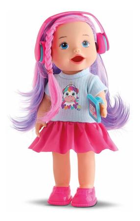 Uma boneca colorida com uma cabeça fofa e pelo azul, verde e rosa