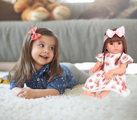 Boneca Reborn Realista Laura Cabelo Castanho com 14 Itens - Cegonha Reborn Dolls Imagem de Boneca Reborn Realista Laura Cabelo Castanho com 14 Itens