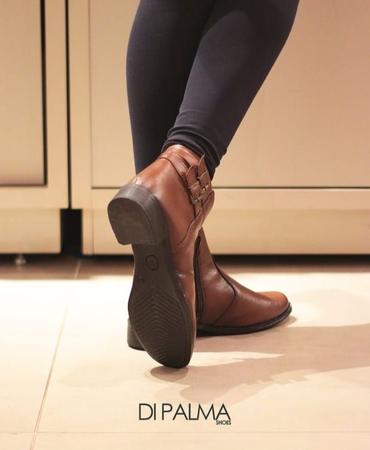 Bota cano curto aberta na sale lateral