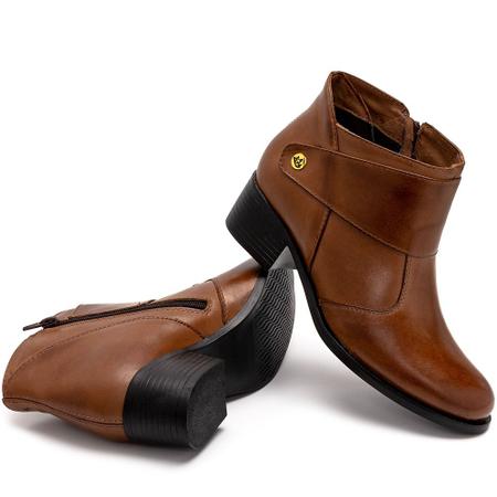 Bota Cano Curto Krn Shoes Com Bico Redondo Detalhes Minimalista Imagem de Bota Cano Curto Krn Shoes Com Bico Redondo Detalhes Minimalista