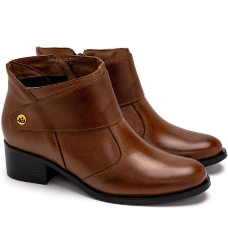 Bota Cano Curto Krn Shoes Com Bico Redondo Detalhes Minimalista Imagem de Bota Cano Curto Krn Shoes Com Bico Redondo Detalhes Minimalista