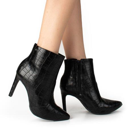 Bota Dakota de Cano Curto com Textura Salto Fino Preta Bota