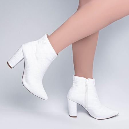 Bota Feminina Bico Branca Salto Alto Cano Baixo AVS 50B-D - TORRICELLA Imagem de Bota Feminina Bico Branca Salto Alto Cano Baixo AVS 50B-D