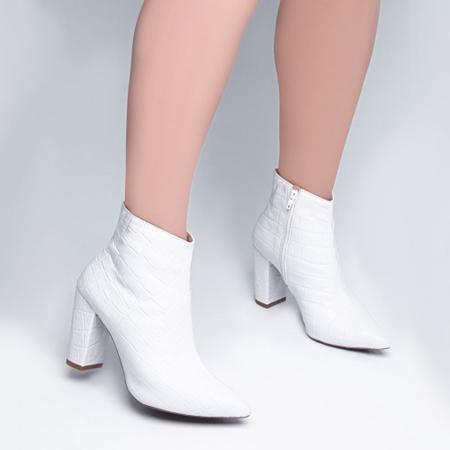 Bota Feminina Bico Branca Salto Alto Cano Baixo AVS 50B-D - TORRICELLA Imagem de Bota Feminina Bico Branca Salto Alto Cano Baixo AVS 50B-D