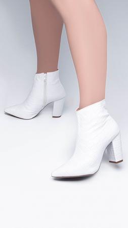 Bota Feminina Bico Branca Salto Alto Cano Baixo AVS 50B-D - TORRICELLA Imagem de Bota Feminina Bico Branca Salto Alto Cano Baixo AVS 50B-D
