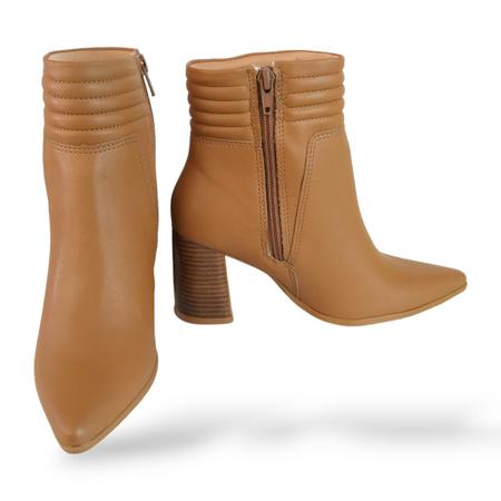Bota cano curto bico fino caramelo 2025