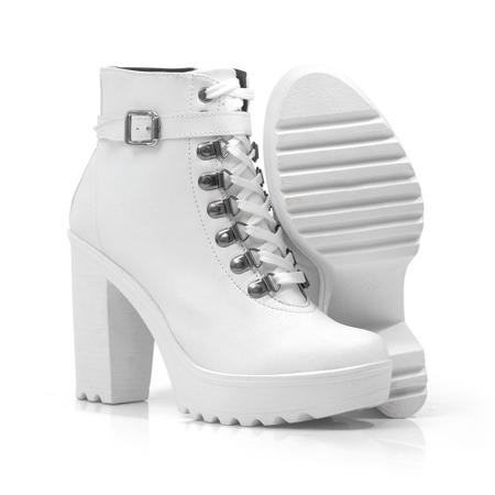Bota Feminina Salto Alto Hencco Coturno Cano Baixo Tratorada Fivela Moderna Imagem de Bota Feminina Salto Alto Hencco Coturno Cano Baixo Tratorada Fivela Moderna