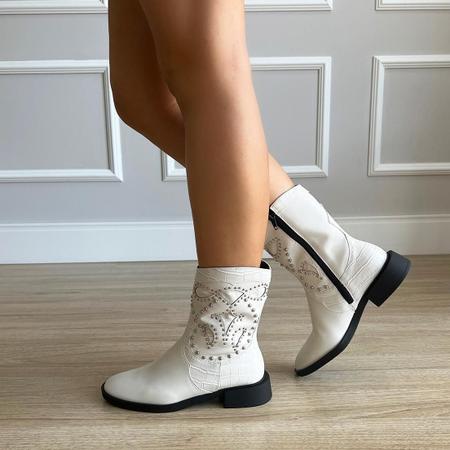 Bota Grazy Off White - Damannu Shoes - Salto Baixo 3cm Imagem de Bota Grazy Off White - Damannu Shoes - Salto Baixo 3cm