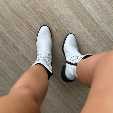Bota Grazy Off White - Damannu Shoes - Salto Baixo 3cm Imagem de Bota Grazy Off White - Damannu Shoes - Salto Baixo 3cm