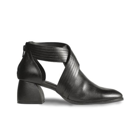 Bota vazada sales